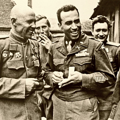 Рощин И.В. (второй справа). Встреча на Эльбе 1945