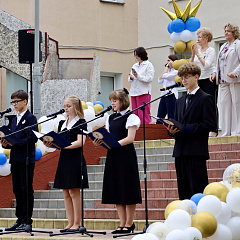 Министр юстиции Евгений Коваленко поздравил учащихся столичной гимназии с началом учебного года